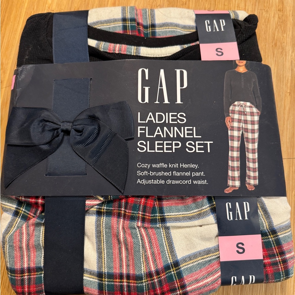 GAP Women's Black and Red Flannel Sleep Set